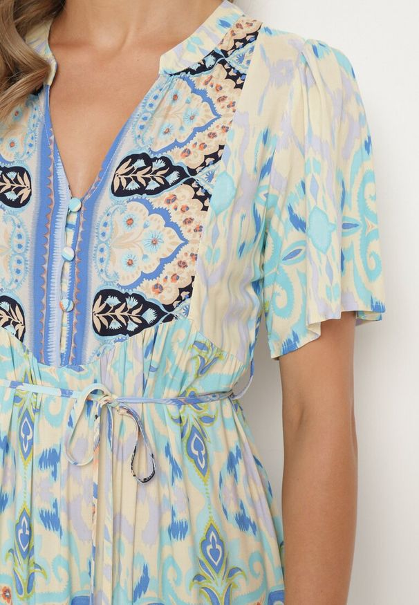 Born2be - Niebieska Wiskozowa Sukienka Boho Zapinana na Guziki z Materiałowym Paskiem w Talii Dimovana. Okazja: na co dzień. Typ kołnierza: dekolt w serek. Kolor: niebieski. Materiał: wiskoza, materiał. Długość rękawa: krótki rękaw. Wzór: aplikacja. Typ sukienki: proste. Styl: boho