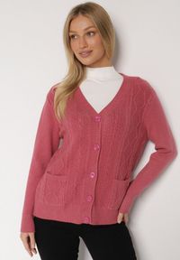 Born2be - Ciemnoróżowy Kardigan z Bawełną Zdobiony Warkoczowym Splotem i Kieszeniami Mevesava. Okazja: na co dzień. Typ kołnierza: dekolt w serek. Kolor: różowy. Materiał: bawełna. Wzór: aplikacja, ze splotem. Sezon: zima, jesień. Styl: casual, klasyczny #3