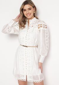 Born2be - Biała Koronkowa Sukienka Mini z Paskiem i Guzikami Nyloni. Okazja: na co dzień, na randkę. Kolor: biały. Materiał: koronka. Długość rękawa: na ramiączkach. Typ sukienki: proste. Styl: casual, elegancki. Długość: mini #1