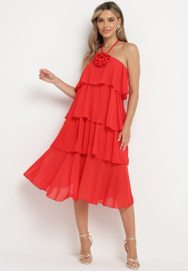 Born2be - Czerwona Sukienka z Falbanami Wiązana na Szyi z Broszką Kwiatem Tinallena. Okazja: na co dzień. Kolor: czerwony. Wzór: kwiaty. Styl: casual
