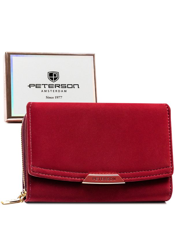 Poziomy portfel damski ze skóry ekologicznej w bordowym kolorze, zamykany suwakiem i zatrzaskiem Peterson PTN 001-THU. Kolor: czerwony. Materiał: skóra ekologiczna. Wzór: aplikacja