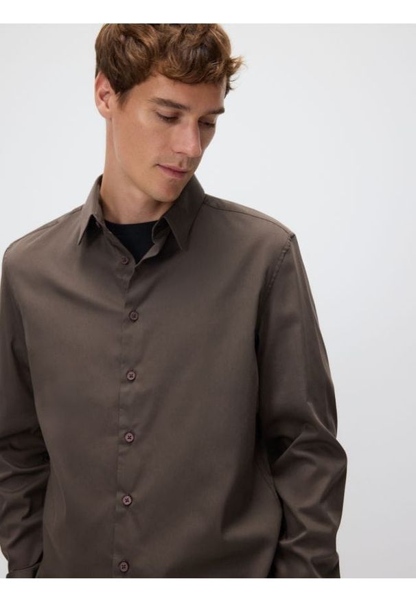 Reserved - Gładka koszula slim fit - brązowy. Kolor: brązowy. Materiał: tkanina, bawełna. Wzór: gładki