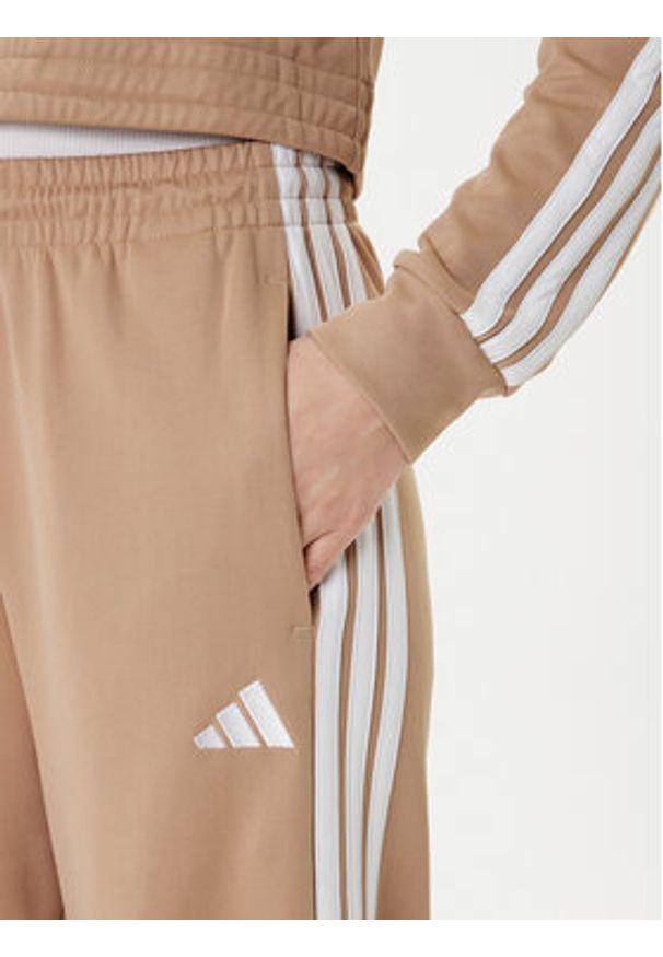 Adidas - adidas Dres Teamsport JX0529 Beżowy Regular Fit. Kolor: beżowy. Materiał: bawełna