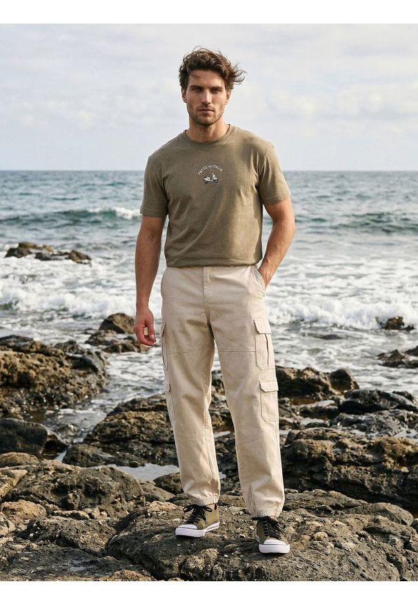 Sinsay - Spodnie cargo jogger - kremowy. Kolor: kremowy