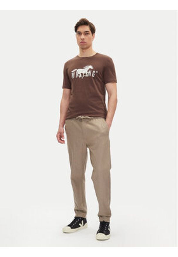 Mustang T-Shirt Austin 1016279 Brązowy Regular Fit. Kolor: brązowy. Materiał: bawełna
