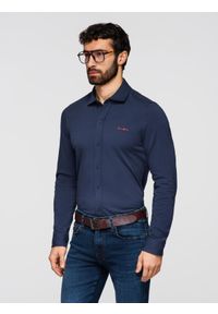 Ombre Clothing - Męska bawełniana koszula REGULAR z kontrastowym haftem - granatowa V2 - Rozmiar: M. Okazja: na co dzień, na spotkanie biznesowe. Kolor: niebieski. Materiał: bawełna. Długość rękawa: długi rękaw. Długość: długie. Wzór: haft. Styl: klasyczny, casual, biznesowy #1