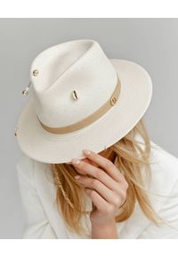 LESHKA - Biały kapelusz z perłą Panama. Kolor: biały. Materiał: len, materiał. Wzór: aplikacja #6