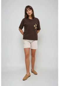 MOODO - T-shirt z hatfem na kieszonce brązowy. Kolor: brązowy. Materiał: bawełna