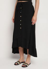 Born2be - Czarna Asymetryczna Spódnica z Falbanami i Ozdobnymi Guzikami Marolana. Okazja: na co dzień. Kolor: czarny. Wzór: gładki. Styl: casual, elegancki