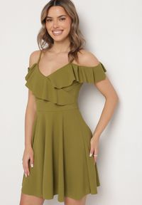 Born2be - Jasnozielona Sukienka Rozkloszowana na Ramiączkach z Falbankami Polauri. Okazja: na co dzień. Typ kołnierza: kołnierz z falbankami. Kolor: zielony. Długość rękawa: na ramiączkach. Styl: casual, elegancki, klasyczny #5