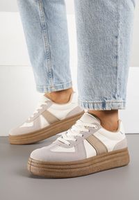 Renee - Ciemnobeżowe Sneakersy w Stylu Kultowych Tenisówek na Grubej Podeszwie Nanniris. Nosek buta: okrągły. Zapięcie: sznurówki. Kolor: beżowy. Materiał: materiał. Obcas: na obcasie. Wysokość obcasa: niski #5