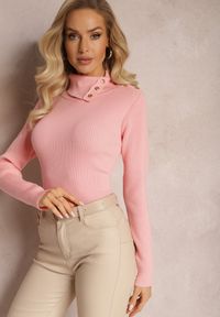Renee - Różowy Golf z Prążkowanej Dzianiny z Nitami Itagi. Typ kołnierza: golf. Kolor: różowy. Materiał: dzianina, prążkowany. Wzór: aplikacja