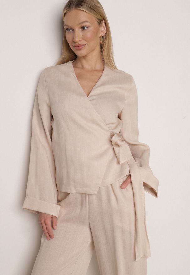 Born2be - Beżowa Kopertowa Bluzka z Wiskozy Ozdobiona Wiązaniem Velanitte. Okazja: na co dzień. Kolor: beżowy. Materiał: wiskoza. Wzór: aplikacja. Styl: casual, elegancki, wizytowy