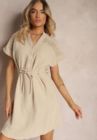 Renee - Beżowa Sukienka na Lato z Bawełny ze Sznureczkiem w Talii Rufalia. Kolor: beżowy. Materiał: bawełna. Długość rękawa: krótki rękaw. Sezon: lato. Typ sukienki: rozkloszowane