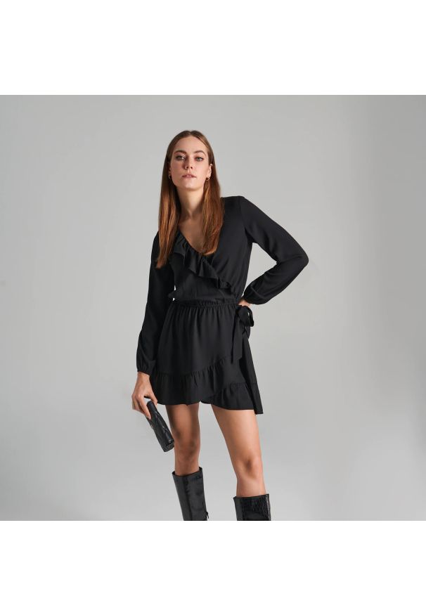 Sinsay - Sukienka mini z falbanami - Czarny. Kolor: czarny. Długość: mini