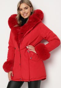Born2be - Czerwona Kurtka Parka z Kapturem i Wstawkami z Futerka Caranze. Okazja: na co dzień. Typ kołnierza: kaptur. Kolor: czerwony. Materiał: futro. Sezon: zima, jesień. Styl: casual #3