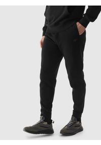 4f - Spodnie dresowe joggery męskie - czarne. Kolor: czarny. Materiał: dresówka. Wzór: gładki, ze splotem