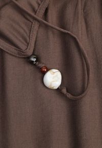 Born2be - Ciemnobrązowa Pudełkowa Sukienka Boho z Wiskozy na Ramiączkach z Ozdobnymi Koralikami Erane. Okazja: na co dzień. Kolekcja: plus size. Kolor: brązowy. Materiał: wiskoza. Długość rękawa: na ramiączkach. Typ sukienki: proste, dla puszystych. Styl: boho #5