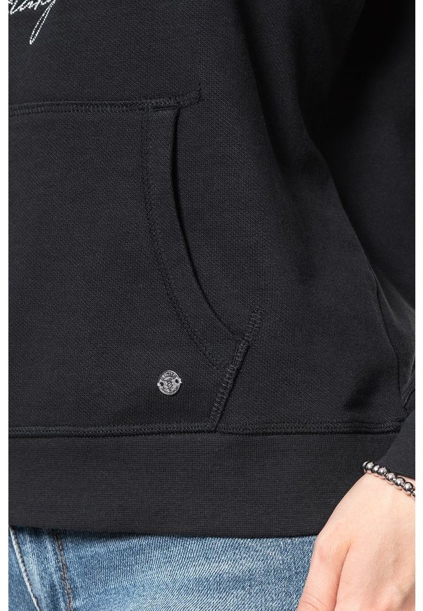 Mustang - BLUZA MUSTANG Bella H Structure CAVIAR 1008434 4132. Okazja: na co dzień, na randkę. Typ kołnierza: kaptur. Materiał: bawełna, welur, jeans, dresówka, dzianina, denim. Wzór: napisy, aplikacja. Sezon: lato. Styl: elegancki, retro, casual