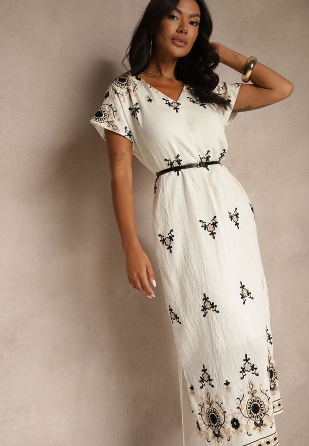 Renee - Biało-Czarna Sukienka z Wiskozy ze Wzorem w Stylu Etno Meluriela. Okazja: na co dzień. Kolor: biały. Materiał: wiskoza. Styl: etno