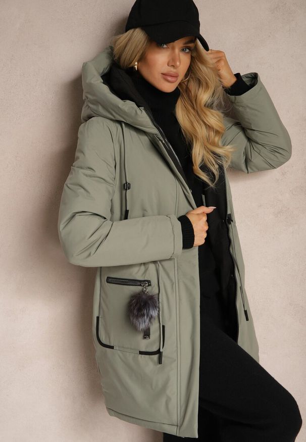 Renee - Zielona Kurtka Parka ze Ściągaczami w Talii i Kapturem Zdobiona Zawieszką Zeriena. Okazja: na co dzień. Kolor: zielony. Materiał: jeans. Długość rękawa: długi rękaw. Długość: długie. Wzór: aplikacja. Styl: elegancki, casual