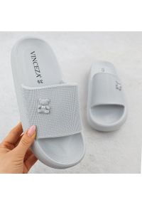 Klapki piankowe na basen plażę z misiem szare Vinceza 75210. Okazja: na plażę. Kolor: szary. Materiał: materiał. Sezon: lato