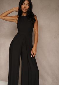 Renee - Czarny Taliowany Kombinezon Ozdobiony Zakładkami Berinola. Okazja: na imprezę. Kolor: czarny. Wzór: aplikacja. Styl: wizytowy, elegancki #6