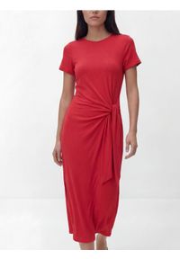Reserved - Sukienka midi z modalem - czerwony. Kolor: czerwony. Materiał: dzianina. Typ sukienki: proste. Długość: midi #1