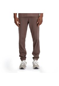 Spodnie New Balance MP33509DUO - brązowe. Kolor: brązowy. Materiał: dresówka, bawełna, materiał