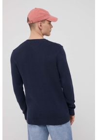 Tommy Jeans sweter bawełniany DM0DM12431.PPYY męski kolor granatowy lekki. Okazja: na co dzień. Kolor: niebieski. Materiał: bawełna. Długość rękawa: długi rękaw. Długość: długie. Wzór: aplikacja. Styl: casual #5
