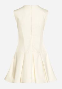 Born2be - Żółta Rozkloszowana Sukienka z Wycięciem przy Dekolcie Atarinea. Okazja: na co dzień. Kolor: żółty. Wzór: aplikacja. Typ sukienki: proste. Styl: casual #2