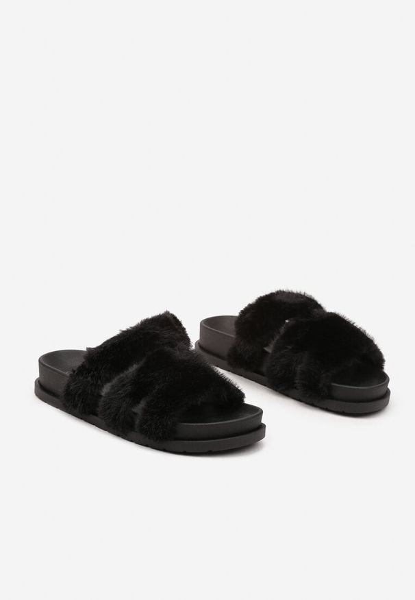 Born2be - Czarne Klapki z Futerkiem na Piankowej Podeszwie Waliora. Okazja: na co dzień. Kolor: czarny. Materiał: futro. Wzór: aplikacja. Styl: elegancki, casual