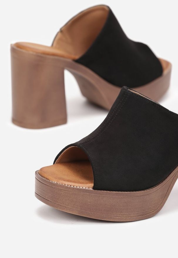 Renee - Czarne Klapki na Słupku i Platformie z Szerokim Paskiem Ganora. Kolor: czarny. Obcas: na platformie