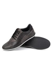 Polbut Buty męskie casual 1801P szare. Okazja: na co dzień. Zapięcie: pasek. Kolor: szary. Materiał: jeans, skóra. Wzór: paski. Sezon: lato, wiosna, jesień. Styl: casual #7