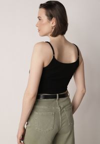 Born2be - Czarny Bawełniany Top Bieliźniany z Koronką na Regulowanych Ramiączkach Beralisa. Okazja: na co dzień. Kolor: czarny. Materiał: bawełna, koronka. Długość rękawa: na ramiączkach. Wzór: koronka. Sezon: zima, jesień. Styl: casual, klasyczny #8