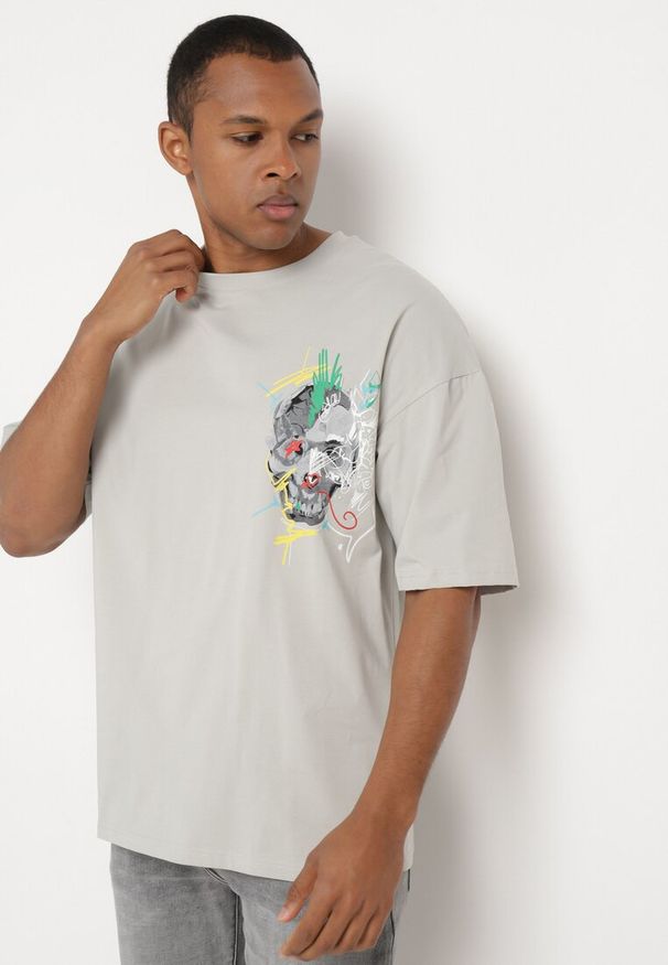 Born2be - Szara Koszulka z Krótkim Rękawem T-Shirt z Nadrukiem z Przodu i na Plecach Franestia. Okazja: na co dzień. Kolor: szary. Materiał: jeans. Długość rękawa: krótki rękaw. Długość: krótkie. Wzór: nadruk. Styl: casual, elegancki