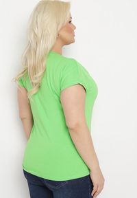 Born2be - Jasnozielona Bluzka T-shirt z Napisem na Przodzie Vanneli. Okazja: na co dzień. Kolor: zielony. Materiał: materiał. Długość rękawa: krótki rękaw. Długość: krótkie. Wzór: napisy. Styl: casual #7