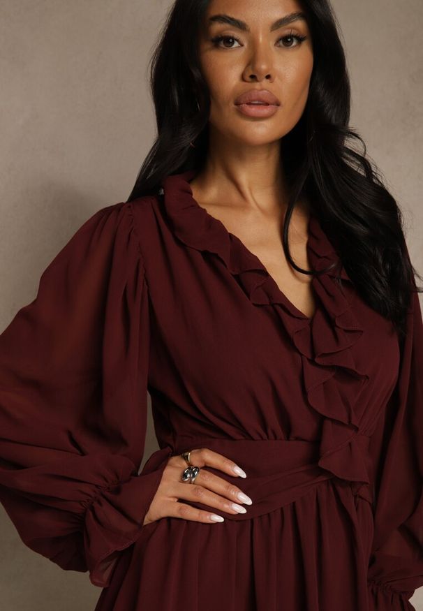 Renee - Bordowa Siateczkowa Sukienka o Rozkloszowanym Fasonie z Falbankami Zenniria. Okazja: na ślub cywilny, na co dzień, na imprezę, na wesele. Typ kołnierza: kołnierz z falbankami. Kolor: czerwony. Materiał: poliester. Styl: casual