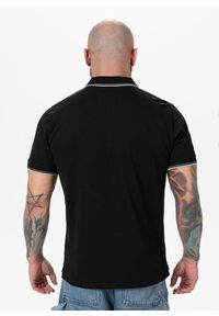 PITBULL - Koszulka męska Pitbull Polo Pique Stripes Regular. Typ kołnierza: polo. Kolor: czarny. Materiał: bawełna. Styl: klasyczny
