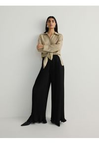 Reserved - Plisowane spodnie z wiskozą - czarny. Kolor: czarny. Materiał: wiskoza