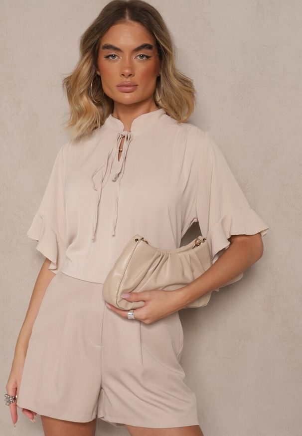 Renee - Beżowa Bluzka z Falbanami i Wiązaniem Fadeassa. Okazja: na co dzień. Kolor: beżowy. Sezon: lato, wiosna. Styl: casual