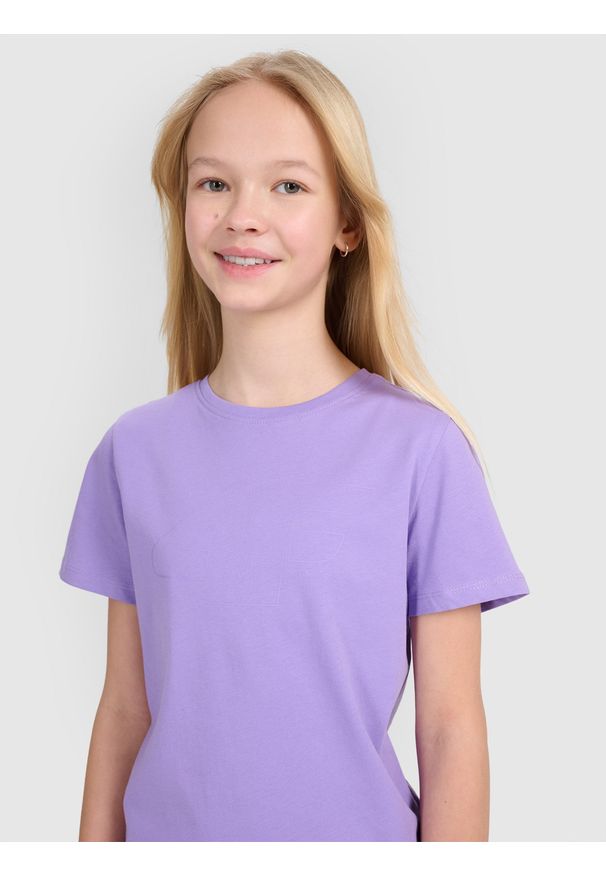 4f - 4F T-shirt regular z nadrukiem dziewczęcy - fioletowy 128 (7-8 lat). Okazja: na co dzień. Kolor: fioletowy. Materiał: jersey, dzianina, bawełna. Długość rękawa: krótki rękaw. Długość: krótkie. Wzór: nadruk. Sezon: lato. Styl: casual, klasyczny, sportowy
