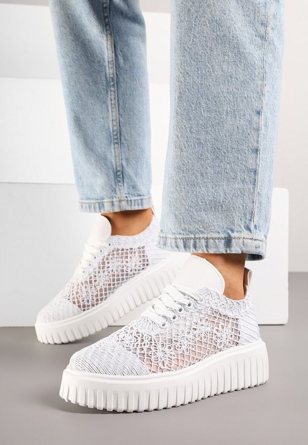 Born2be - Białe Ażurowe Sneakersy Vices na Grubej Podeszwie z Tłoczeniem Luminise. Okazja: na co dzień. Kolor: biały. Wzór: ażurowy