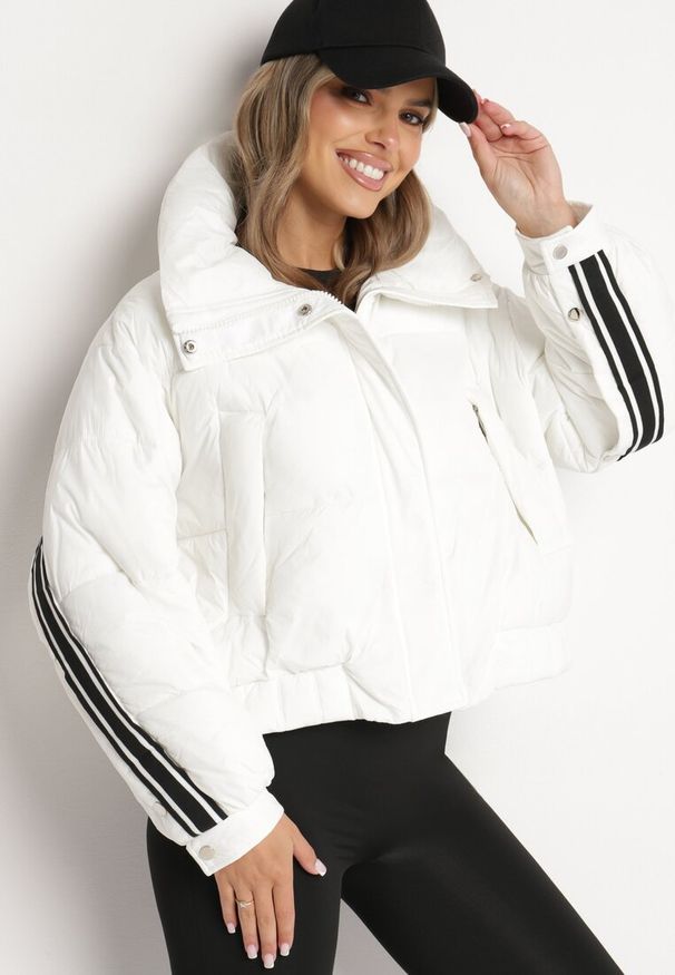 Born2be - Biała Pikowana Kurtka o Kroju Oversize ze Ściągaczem i Kieszeniami Zinnova. Okazja: na co dzień. Kolor: biały. Materiał: jeans. Długość rękawa: długi rękaw. Długość: długie. Styl: klasyczny, elegancki, casual