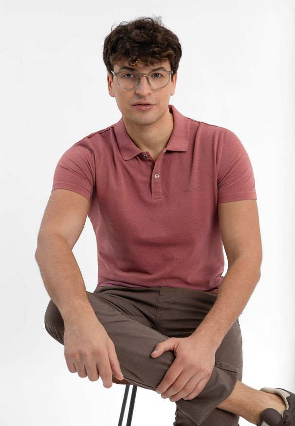 Volcano - Polo męskie O-CANYON. Typ kołnierza: polo. Kolor: różowy. Materiał: tkanina, materiał, prążkowany, bawełna, jeans. Długość: krótkie. Wzór: napisy, ze splotem. Styl: klasyczny