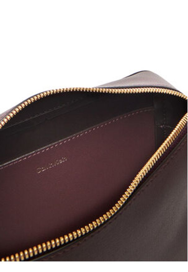 Calvin Klein Torebka Foil Logo Elongated Camera Bag LV04F3276G Bordowy. Kolor: czerwony. Materiał: skórzane