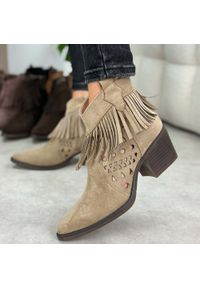 Beżowe kowbojki damskie M.Daszyński Sa261-13. Okazja: na co dzień. Kolor: beżowy. Materiał: zamsz. Szerokość cholewki: normalna. Sezon: wiosna, jesień, lato. Obcas: na obcasie. Styl: casual, elegancki, boho, klasyczny. Wysokość obcasa: średni #1