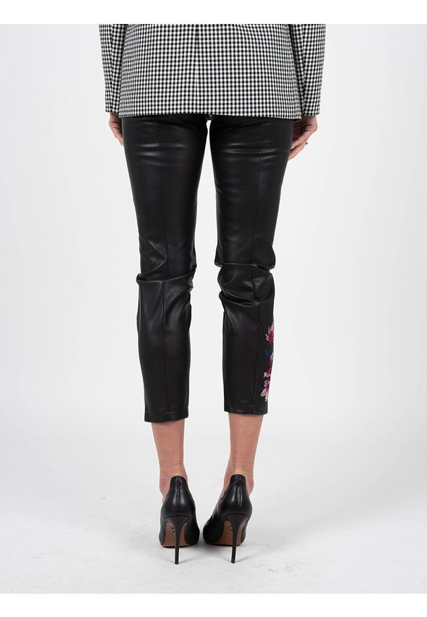 Patrizia Pepe Spodnie | 8L0354/A6L2 | Kobieta | Czarny. Stan: podwyższony. Kolor: czarny. Materiał: skóra ekologiczna. Wzór: aplikacja, kwiaty