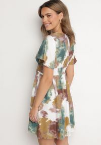 Born2be - Zielona Sukienka z Wiskozą i Kopertowym Dekoltem Soledia. Okazja: na co dzień. Typ kołnierza: dekolt w kształcie V. Kolor: zielony. Materiał: wiskoza. Typ sukienki: kopertowe. Styl: casual, elegancki #4