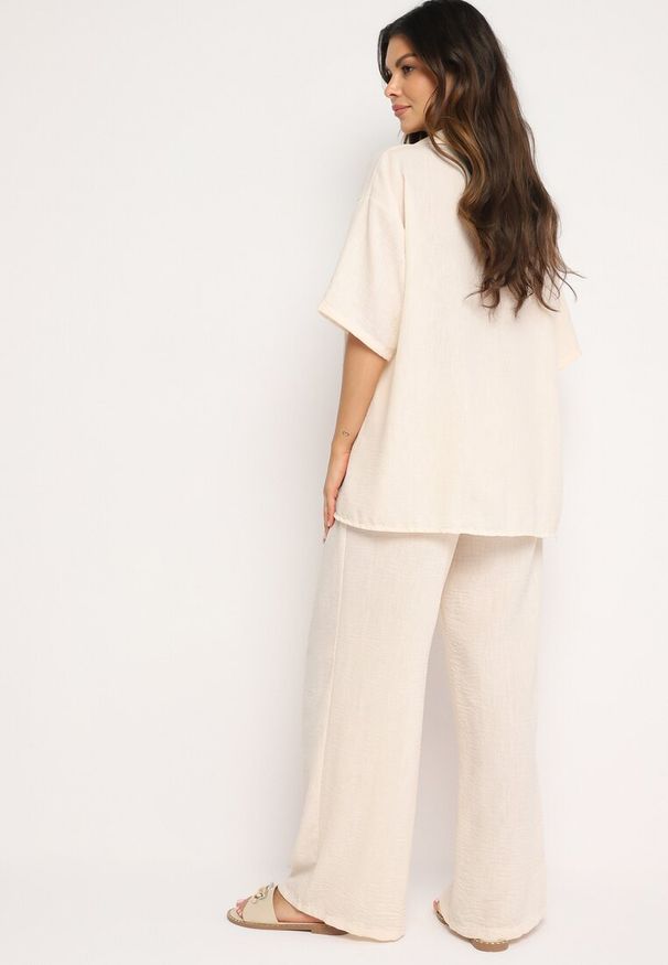 Born2be - Beżowy Komplet 2-Częściowy Koszula o Luźnym Kroju Szerokie Spodnie z Gumką w Talii Vimitha. Kolor: beżowy. Materiał: materiał. Wzór: aplikacja
